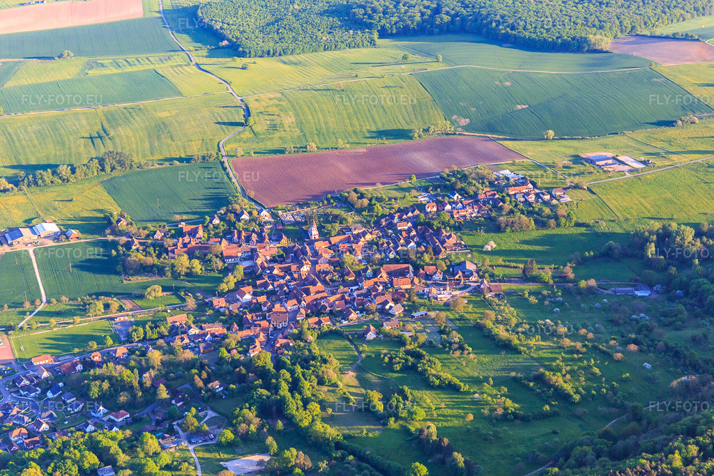 Vue aérienne: Vue d'un village en bordure des Vosges septentrionales depuis le nord-ouest à Weinbourg dans le département Bas Rhin, France. Photo: IMG_145826.jpg prise le 30/04/2025 par Werner Riehm/FLY-FOTO.eu – Résolution de l'original: 5472 x 3648 px