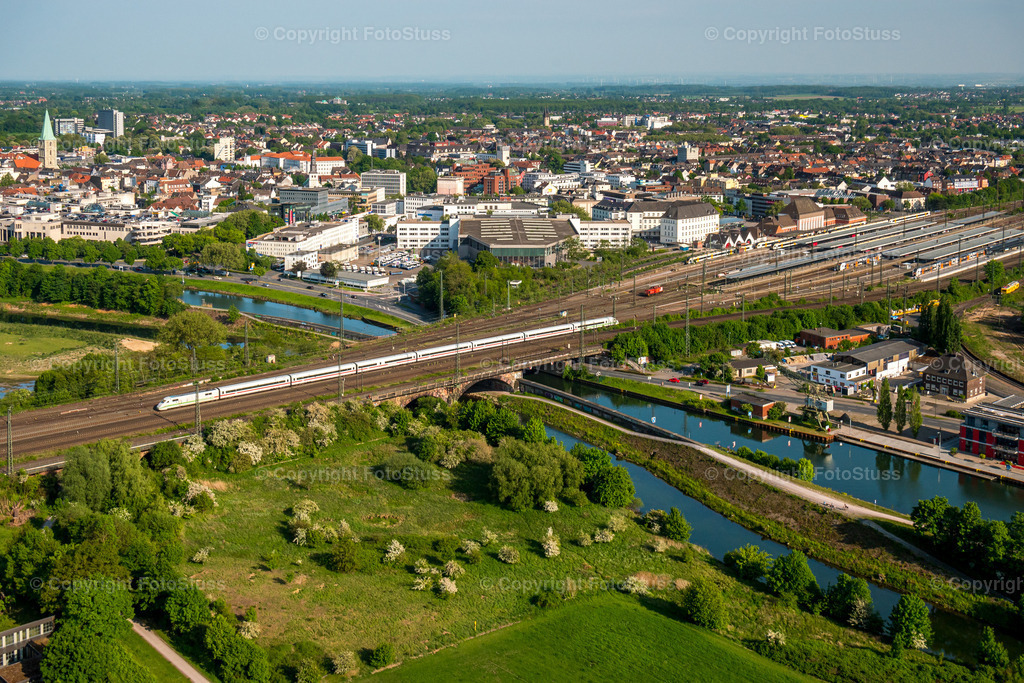 Hauptbahnhof Hamm mit fahrendem Zug | Ein Zug fährt aus dem Hauptbahnhof von Hamm Westfalen. - Realisiert mit Pictrs.com