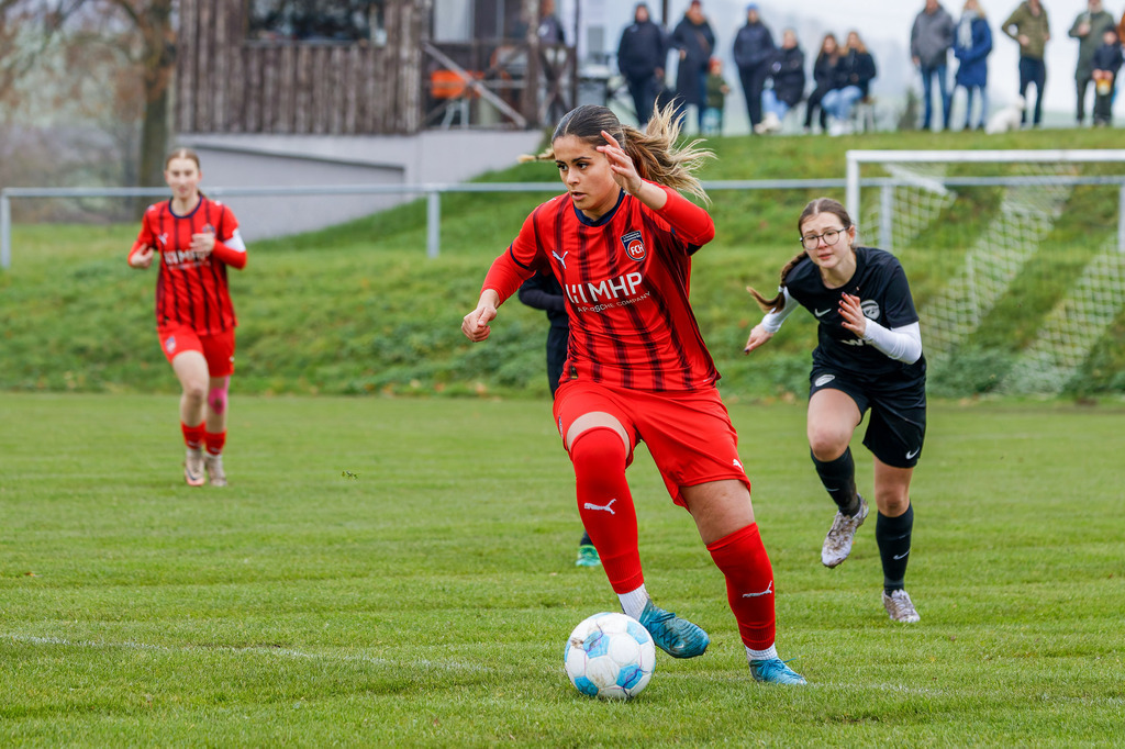 HOHFCH_251109_6216 | 1.FC Heidenheim 1846 II vs. GAST, Fußball, Frauen, Bezirksliga, 2025/2026, X. Spieltag, 03.10.2025 in Heidenheim, Kunstrasen b. Voith-Arena West(Foto: Michael Bulling) - Realisiert mit Pictrs.com