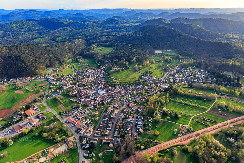 Luftbild: Ortsansicht im Frühling aus Nordosten im Ortsteil Gossersweiler in Gossersweiler-Stein im Bundesland Rheinland-Pfalz in Deutschland. Foto: IMG_140128.jpg vom 11.04.2024 durch Werner Riehm/FLY-FOTO.de