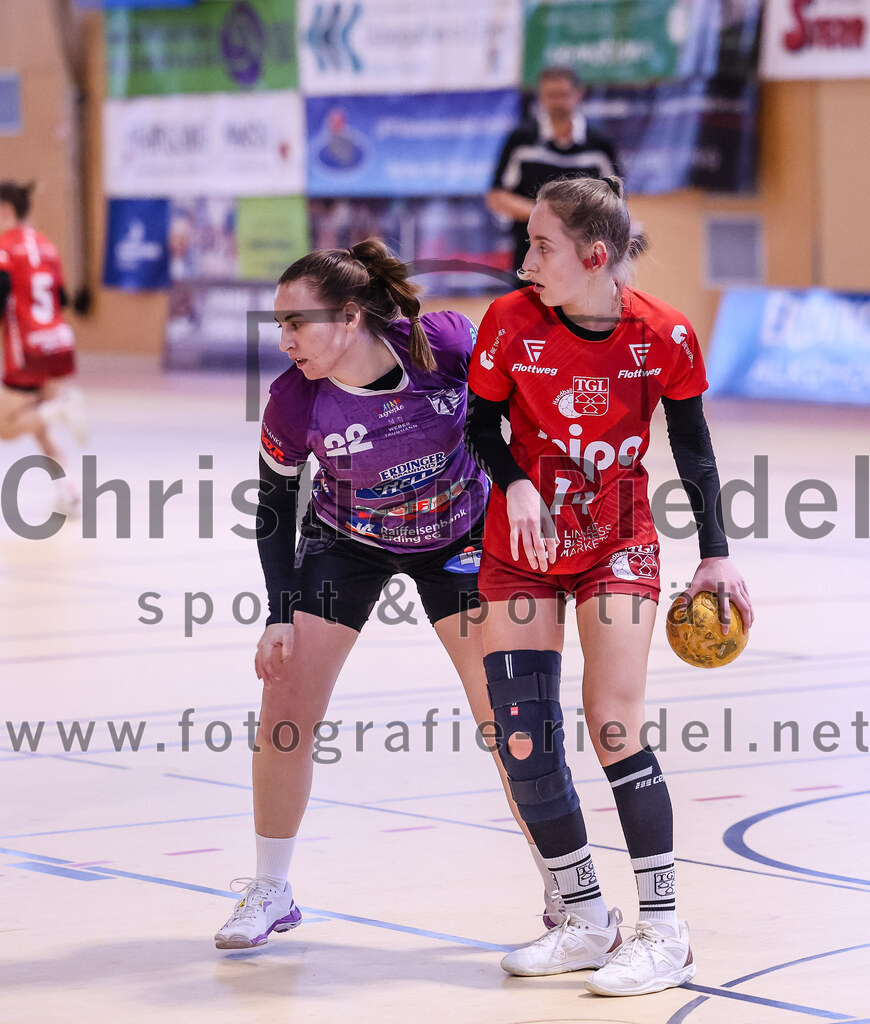 2025-02-22_013_SpVgg_Altenerding_gegen_TG_Landshut | Erding, Deutschland, 22.02.2025:Handball, Bezirksoberliga Frauen Altbayern 2024 / 2024, 15. Spieltag, SpVgg Altenerding gegen TG Landshut, Endergebnis: 25:22Johanna Taubmann (SpVgg Altenerding, #22), Isabella Gschossmann (TG Landshut, #14)Foto: Christian Riedel / fotografie-riedel.net