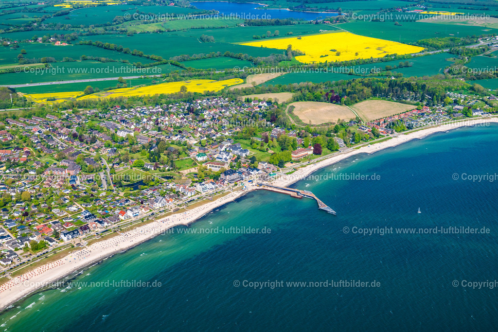 Haffkrug_ELS_5296010524 | SCHARBEUTZ 01.05.2024 Ortsansicht an der Meeres-Küste der Ostsee in Haffkrug im Bundesland Schleswig-Holstein. // Townscape on the seacoast of Baltic Sea in Haffkrug in the state Schleswig-Holstein. Foto: Martin Elsen