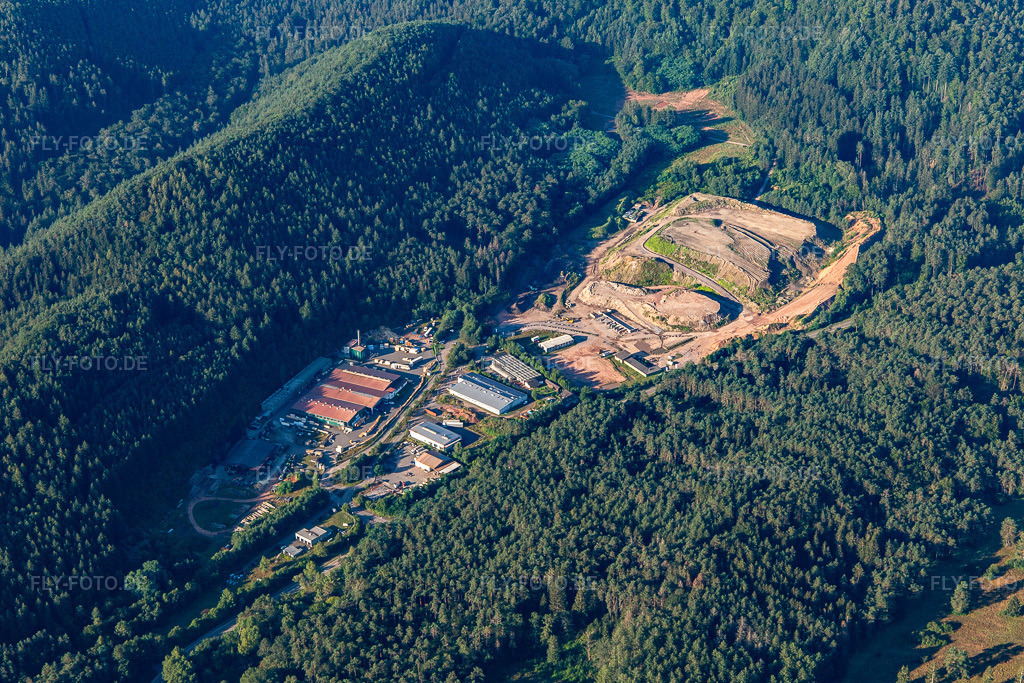 Luftbild: BauLog-HW GmbH(Bauschuttrecycling, Bautransporte, Wertstoffhof, Schuttgüterverkauf, Containerdienst), Industrieverpackung Südwestpfalz | Deufol Industrie-Service GmbH in Hinterweidenthal im Bundesland Rheinland-Pfalz in Deutschland. Foto: IMG_143159.jpg vom 06.08.2024 durch Werner Riehm/FLY-FOTO.deBAULOG-HW
