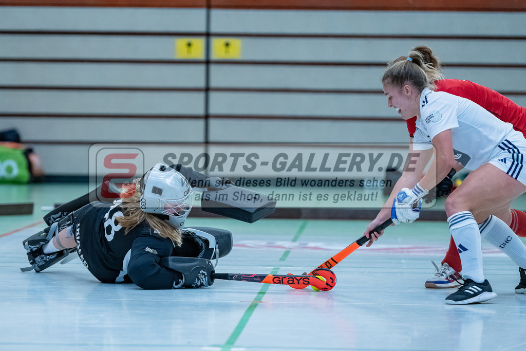 HK_20231217_107692 | 1. Bundesliga Damen Crefelder HC - Düsseldorfer HC  am 17.12.2023 Sporthalle Glockenspitz, Krefeld , Mabel Brands ( Düsseldorfer HC #7 ) , Lotta Dittrich ( Crefelder HTC )