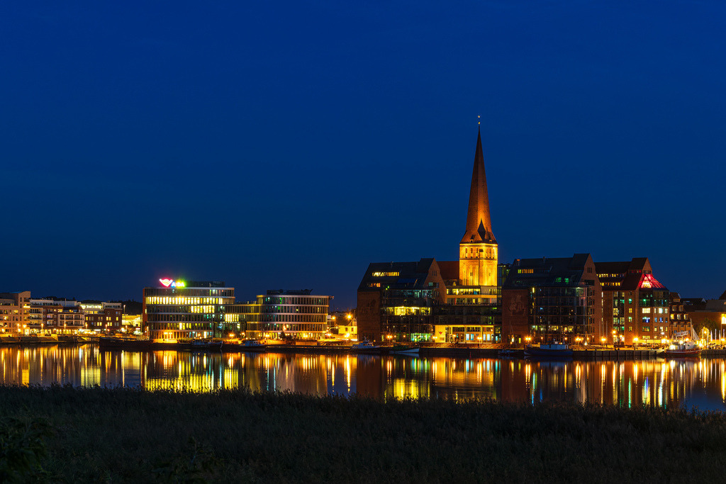 Blick über die Warnow auf die Hansestadt Rostock am Abend | Blick über die Warnow auf die Hansestadt Rostock am Abend.