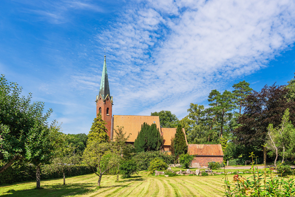 Blick auf die St.-Clemens-St.-Katharinen-Kirche in Seedorf am Schaalsee | Blick auf die St.-Clemens-St.-Katharinen-Kirche in Seedorf am Schaalsee.