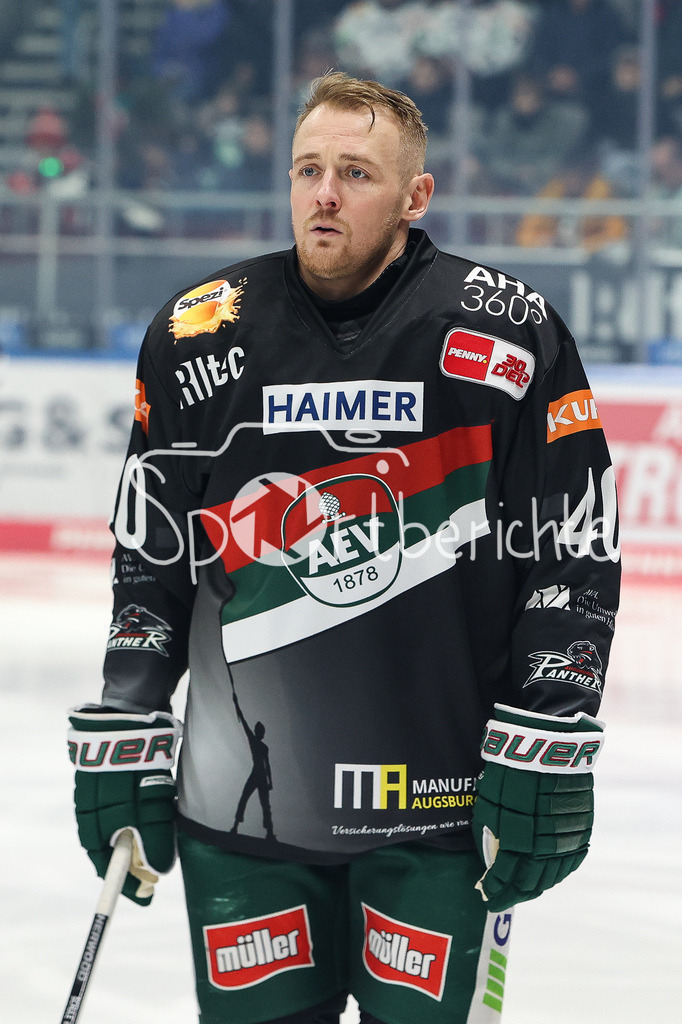Augsburger Panther - Kölner Haie  | Tim SCHUELE (AEV #40) bei den Starting Six vor der Partie gegen Koeln / Manufaktur Augsburt / Trikot / AEV / Einzelfoto / Freisteller
