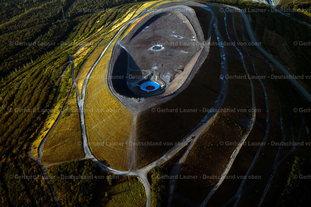 2993163 | Halde Haniel, die höchste ständig begehbare Bergehalde im Ruhrgebiet in Oberhausen und Bottrop mit Kreuzweg, Amphitheater und Totems