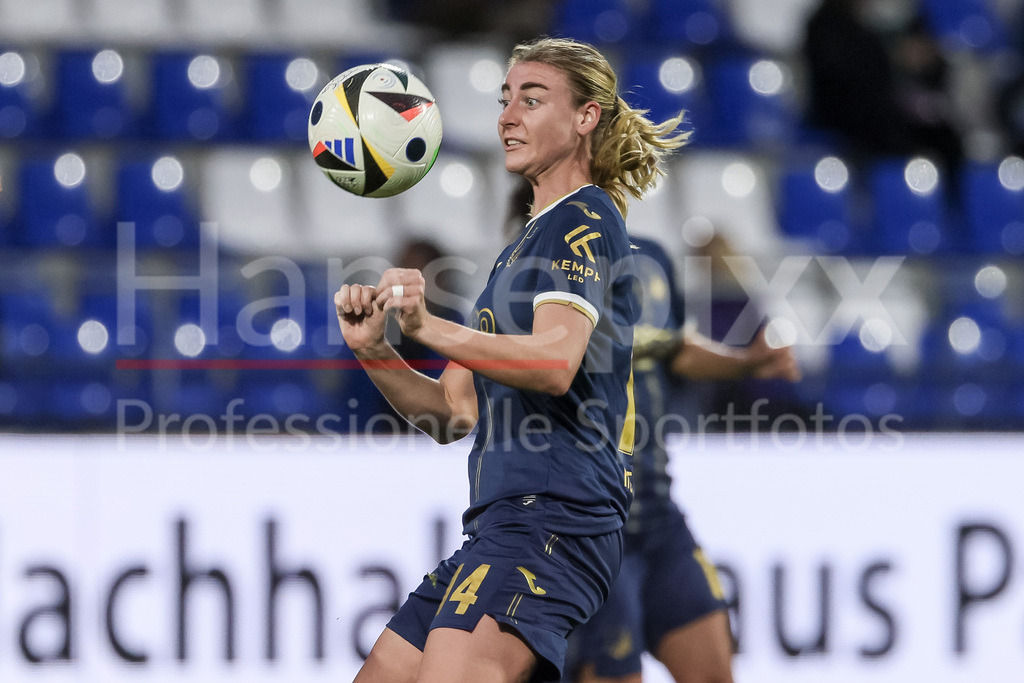 Fussball, Google Pixel Frauen-Bundesliga, TSG 1899 Hoffenheim - SV Werder Bremen | v.li.: Lisa Doorn (TSG 1899 Hoffenheim, 14) am Ball, Einzelbild, Ganzkörper, Aktion, Action, Spielszene, Portrait, Nahaufnahme, Einzelfoto, Einzelbild, DIE DFB-RICHTLINIEN UNTERSAGEN JEGLICHE NUTZUNG VON FOTOS ALS SEQUENZBILDER UND/ODER VIDEOÄHNLICHE FOTOSTRECKEN. DFB REGULATIONS PROHIBIT ANY USE OF PHOTOGRAPHS AS IMAGE SEQUENCES AND/OR QUASI-VIDEO.