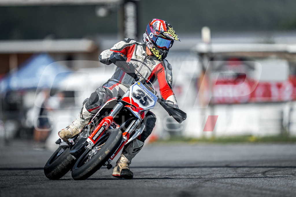 G-Cup + Supermoto Staatsmeisterschaft + Hungarian Supermoto Championship | GRIPcapture steht für authentische Sportfotografie in Österreich – für Momente, die mehr sind als Geschwindigkeit oder Ergebnis. Es geht um Emotion, Spannung, Fokus und den Augenblick, der oft nur einen Wimpernschlag dauert.Ob Motorsport, Teamsport oder 