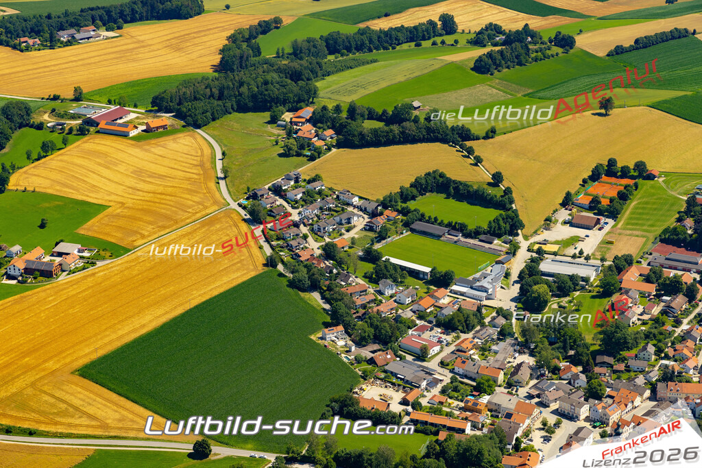 Aktuelles Luftbild von  Buchbach - Die Luftaufnahme wurde 2022 mittels UL-Flugzeug erstellt ( keine Drohne ) - hochauflösende Kamera-Systeme von  Canon -Beste Qualität - Für grossformatige Ausdrucke geeignet. Die Geschenkidee !