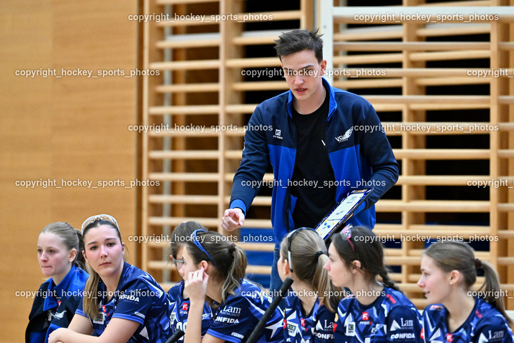 VSV Unihockey Damen vs. FCB München | Headcoach VSV Unihockey Karl Dorfer, Spielerbank VSV Unihockey, VSV Unihockey Damen vs. FCB München, VSV Unihockey Damen vs. FCB München am 24.01.2026 in Villach (Ballspielhalle St. Martin), Austria, (Photo by Bernd Stefan)