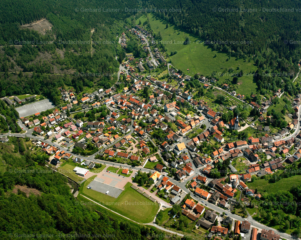2638661 | LAUTENTHAL 09.06.2006 Von Wald und Forstgebieten umgebener Ortskern der Straßen und Häuser und Wohngebiete in Lautenthal im Bundesland Niedersachsen, Deutschland // Surrounded by forest and forest areas center of the streets and houses and residential areas in Lautenthal in the state Lower Saxony, Germany Foto: Gerhard Launer