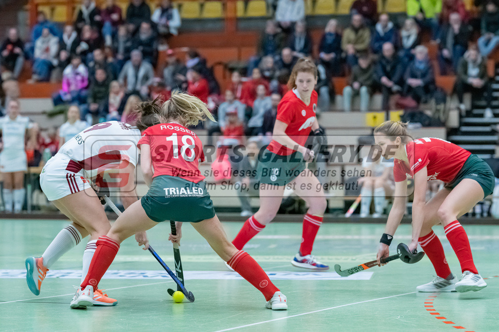 HK_20230122_103084 | 1. Bundesliga ( Halle ) Damen Crefelder HTC - Rot-Weiss Köln am 22.1.2023 Crefelder HTC  ( CHTC ) Halle Glockenspitz , Krefeld , Rebecca Grote ( Rot-Weiss Köln #9 ) , Rosser Mia ( Crefelder HTC #18 )