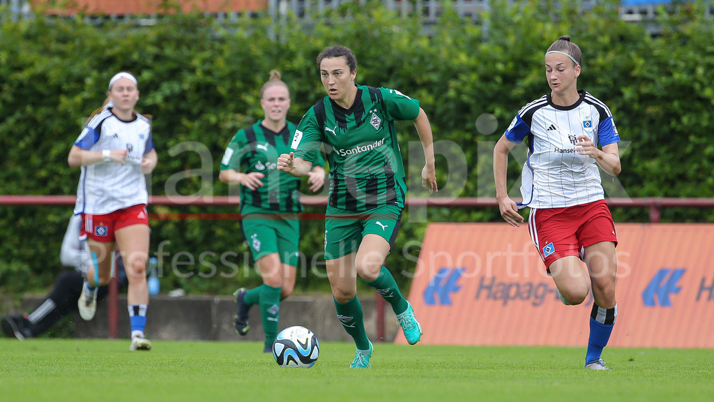 Fussball, 2. Frauen-Bundesliga, Hamburger SV - Borussia Möchengladbach | v.li.: Kristina Bartsch (Borussia Mönchengladbach, 22) und Emilia Hirche (Hamburger SV, 20) im Zweikampf, Duell, Dynamik, Aktion, Action, Spielszene, DIE DFB-RICHTLINIEN UNTERSAGEN JEGLICHE NUTZUNG VON FOTOS ALS SEQUENZBILDER UND/ODER VIDEOÄHNLICHE FOTOSTRECKEN. DFB REGULATIONS PROHIBIT ANY USE OF PHOTOGRAPHS AS IMAGE SEQUENCES AND/OR QUASI-VIDEO.