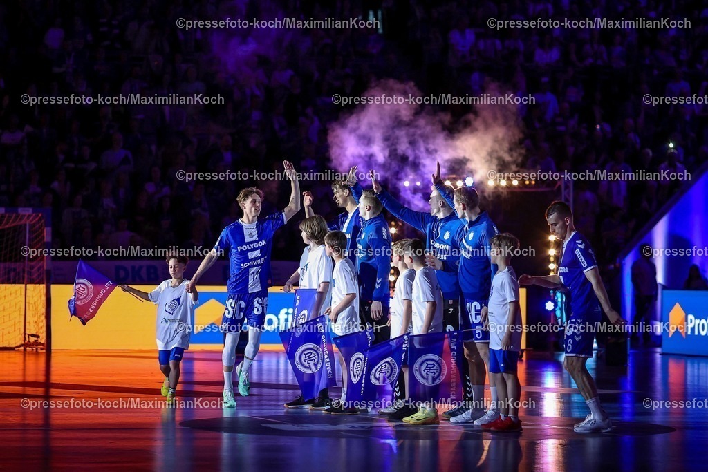 Gum25042501001 | 25.04.2025, Handball, HBL, VfL Gummersbach - 1. VfL Potsdam, Schwalbe-Arena: Mathis Häseler (GUM #11) beim Einlaufen in die Halle