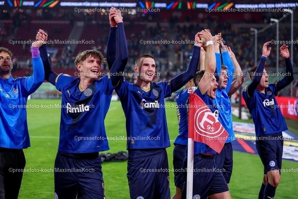 F9510042601142 | 10.04.2026, Fußball, Fortuna Düsseldorf - Holstein Kiel, 2. Fußball Bundesliga, Herren, Merkur Spiel-Arena, 29. Spieltag, Saison 2025 2026: Abschlussjubel nach dem 2:1 Sieg für Holstein Kiel Frederik Roslyng&nbsp; (Holstein Kiel #02) David Zec&nbsp; (Holstein Kiel #26)  DFB regulations prohibit any use of photographs as image sequences and or quasi-video.