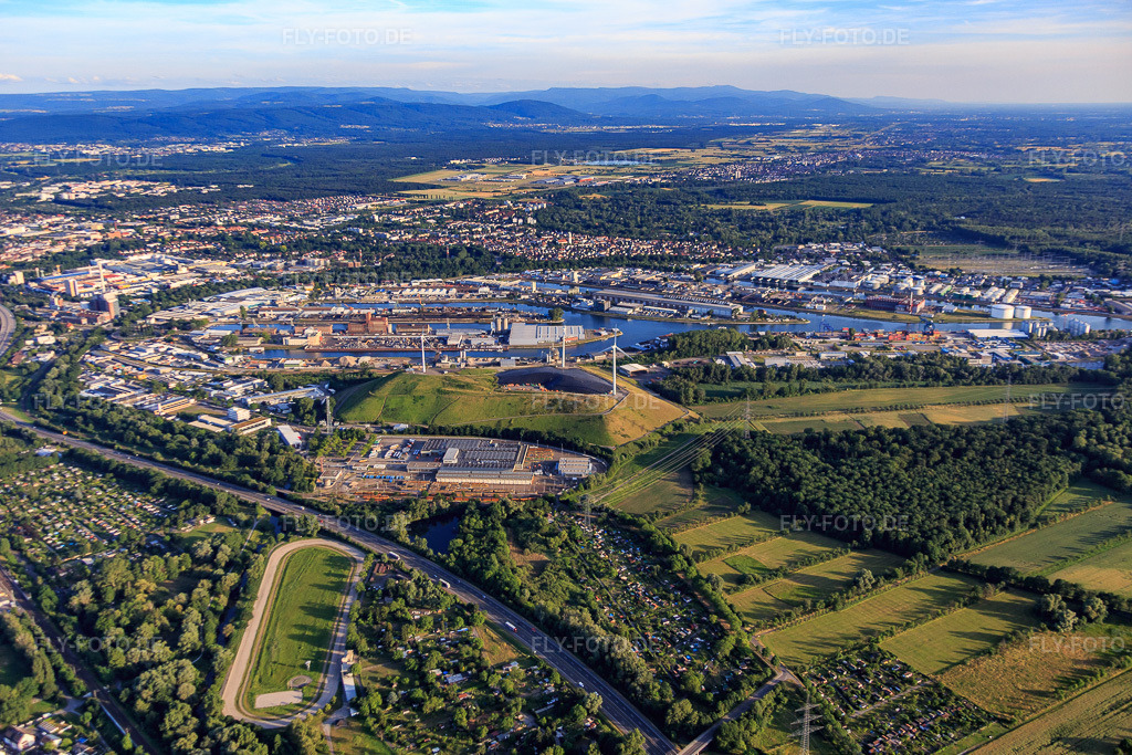 Luftbild: Verkehrs Betriebe Karlsruhe GmbH - Betriebshof West vor den Karlsruher Rheinhäfen aus Norden im Ortsteil Mühlburg in Karlsruhe im Bundesland Baden-Württemberg in Deutschland. Foto: IMG_080836.jpg vom 13.06.2015 durch Werner Riehm/FLY-FOTO.deVBK - Verkehrsbetriebe Karlsruhe