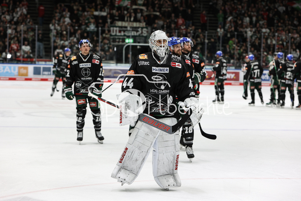 Augsburger Panther - Kölner Haie | haengende Koepfe bei den Spielern der Pannther nach der Niederlage gegen Koeln / Dennis ENDRAS (AEV #44)
