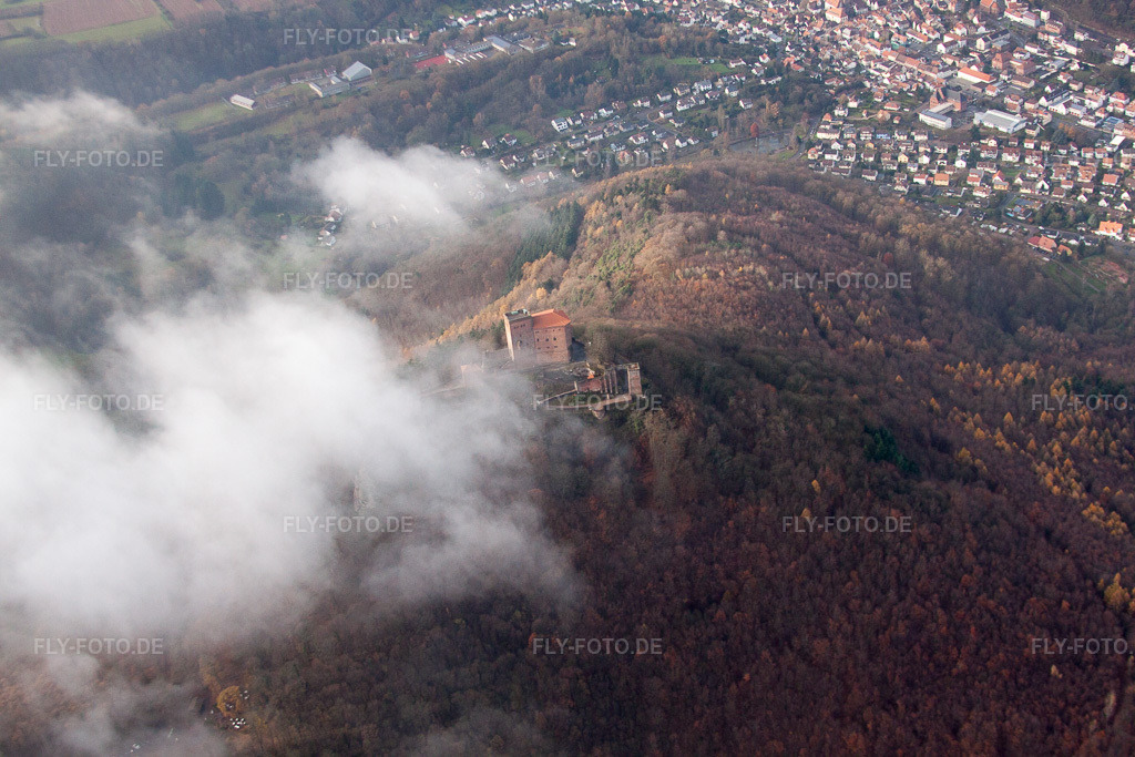 Luftbild: Burg Trifels in Wolken in Annweiler am Trifels im Bundesland Rheinland-Pfalz in Deutschland. Foto: IMG_61185.jpg vom 30.11.2013 durch Werner Riehm/FLY-FOTO.de