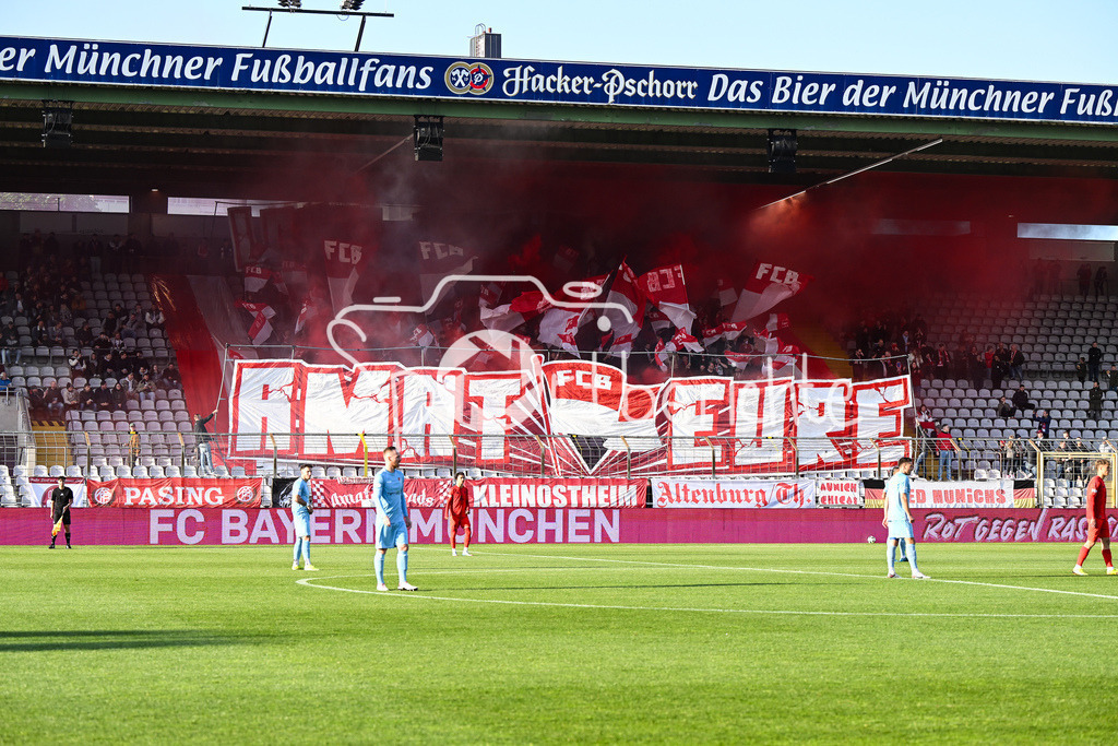 FC Bayern Amateure - Türkgücü München | Die Fans der Bayern Amateure haben zu Spielbeginn eine Choreogafie vorbereitet / Choreo / Ultras / Pyro / Regionalliga Bayern: FC Bayern Muenchen II - Tuerkguecue Muenchen, Gruenwalder Stadion am 09.05.2025