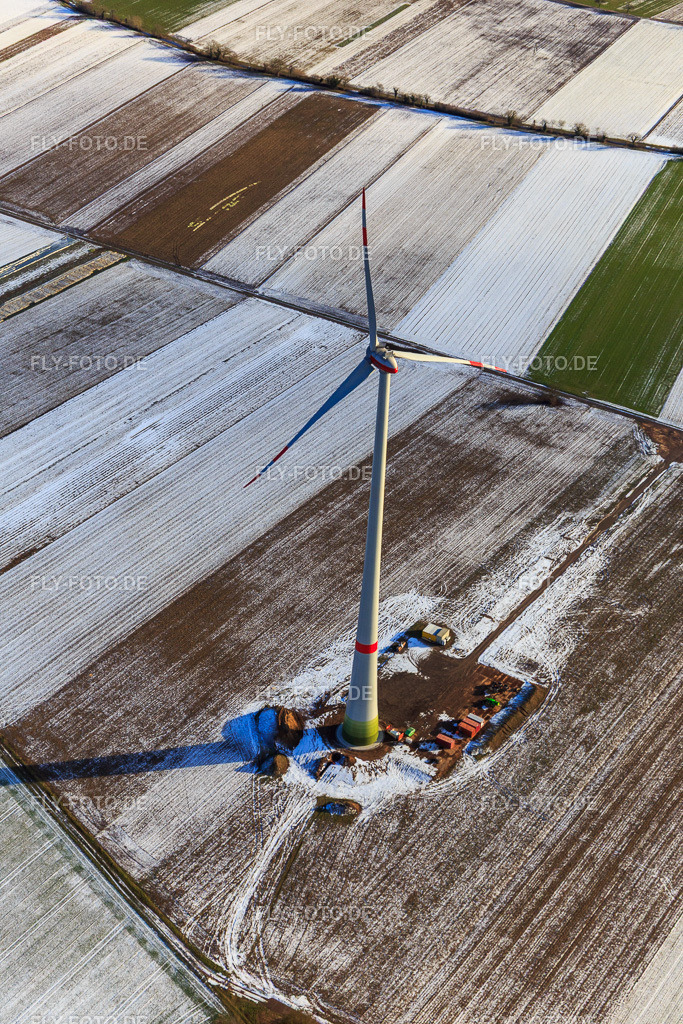 Das erste Windrad des Hatzenbühler Windparks im Winter bei Schnee | Luftbild: Das erste Windrad des Hatzenbühler Windparks im Winter bei Schnee in Hatzenbühl im Bundesland Rheinland-Pfalz in Deutschland. Foto: IMG_096275.jpg vom 15.01.2017 durch Werner Riehm/FLY-FOTO.de - Realisiert mit Pictrs.com