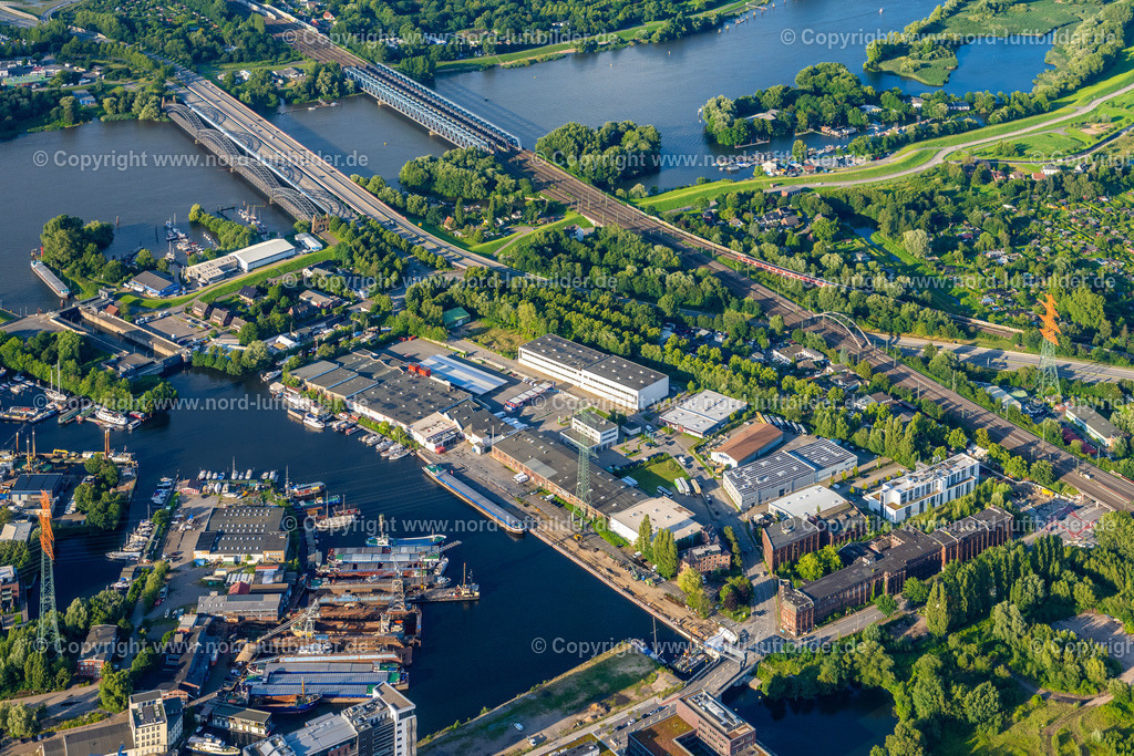 Hamburg_Harburg_Gewerbegebiet_ELS_9161040823 | HAMBURG 04.08.2023 Kaianlagen und Schiffs- Anlegestellen Gewerbegebiet Nartenstraße an den Hafenbecken an der Süderelbe im Ortsteil Harburg in Hamburg, Deutschland. Weiterführende Informationen bei: Hafen Hamburg Marketing e.V. (HHM),  Handelshof Management GmbH,  Jöhnk Werft GmbH,  Stiftung Berufliche Bildung. // Quays and ship moorings in the Nartenstrasse commercial area at the harbor basin on the Suederelbe in the Harburg district in Hamburg, Germany. Further information at: Hafen Hamburg Marketing e.V. (HHM),  Handelshof Management GmbH,  Joehnk Werft GmbH,  Stiftung Berufliche Bildung. Foto: Martin Elsen