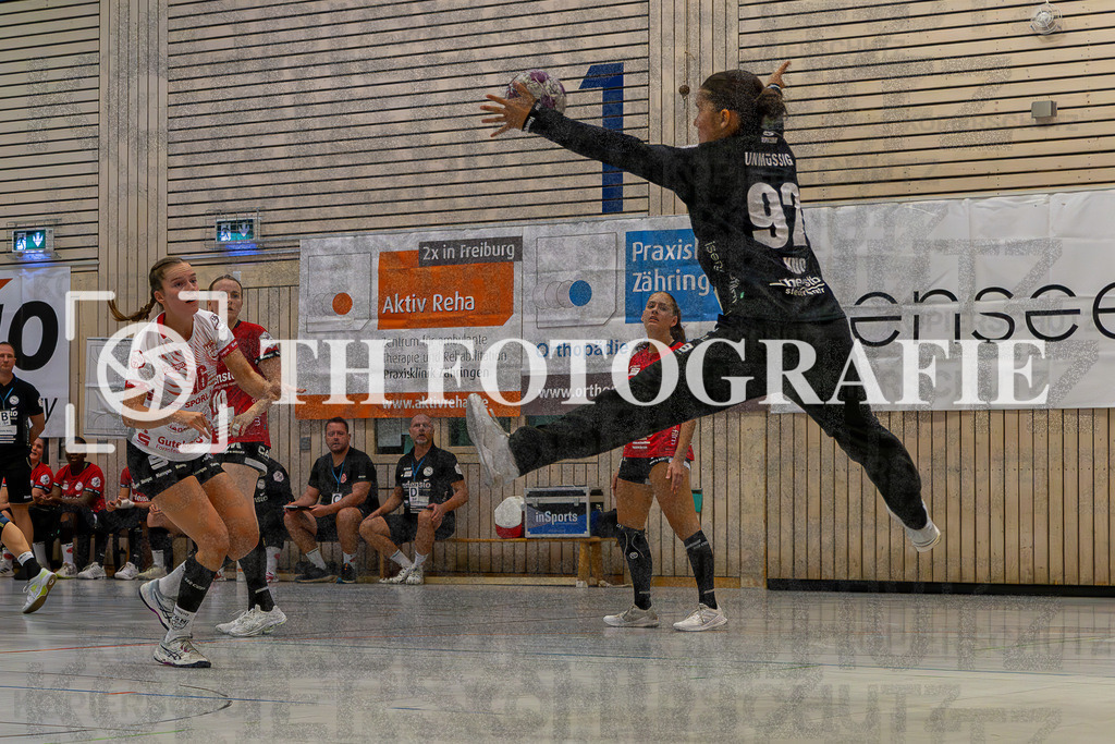 DEU, HSG Freiburg - TG Nuertingen, Handball, 2. Handball-Bundesliga, Saison 2023/2024, 04. Spieltag, Saison 2023/2024, 07.10.2023 | Maileen Seeger (TG Nuertingen, #16) beim Wurf. Salome Kuss (HSG Freiburg, #92) pariert. 

DEU, HSG Freiburg - TG Nuertingen, Handball, 2. Handball-Bundesliga, Saison 2023/2024, 04. Spieltag, Saison 2023/2024, 07.10.2023

Foto: Eibner-Pressefoto/Thomas Hess