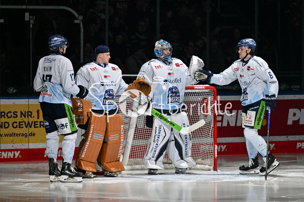 Augsburger Panther - Straubing Tigers | Augsburg, DEUTSCHLAND - 14. NOVEMBER: die Tigers um Henrik HAUKELAND (Straubing Tigers 40) motiveiren sich nochmal vor dem Ligaspiel zwischen den Augsburger Panthern und den Straubing Tigers am 18. Spieltag der Penny DEL im Curt Frenzel Stadion am 14.11.2025