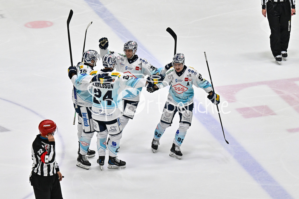 Augsburger Panther - Dresdner Eislöwen | AUGSBURG, GERMANY - 04. DECEMBER: Jubel der Gäste nach dem Treffer zum 1-2 durch Andrew YOGAN (Eislöwen Dresden 12) / Tor / Torschuetze / Freude / Happy / während dem Match zwischen den Augsburger Panthern und den Dresdner Eislöwen am 25 Spieltag der PENNY DEL im Curt Frenzel Stadion