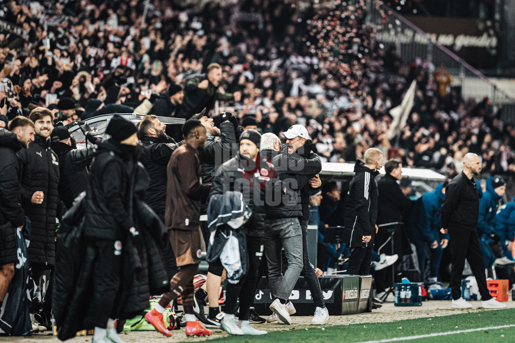 Fußball | Männer | Saison 2024/2025  | Fußball-Bundesliga | 26. Spieltag | FC St. Pauli vs. TSG Hoffenheim | 14.03.2025 | Schlussjubel Trainer Alexander Blessin (FC St. Pauli) springt in die Arme von Andreas Bornemann nach dem Sieg