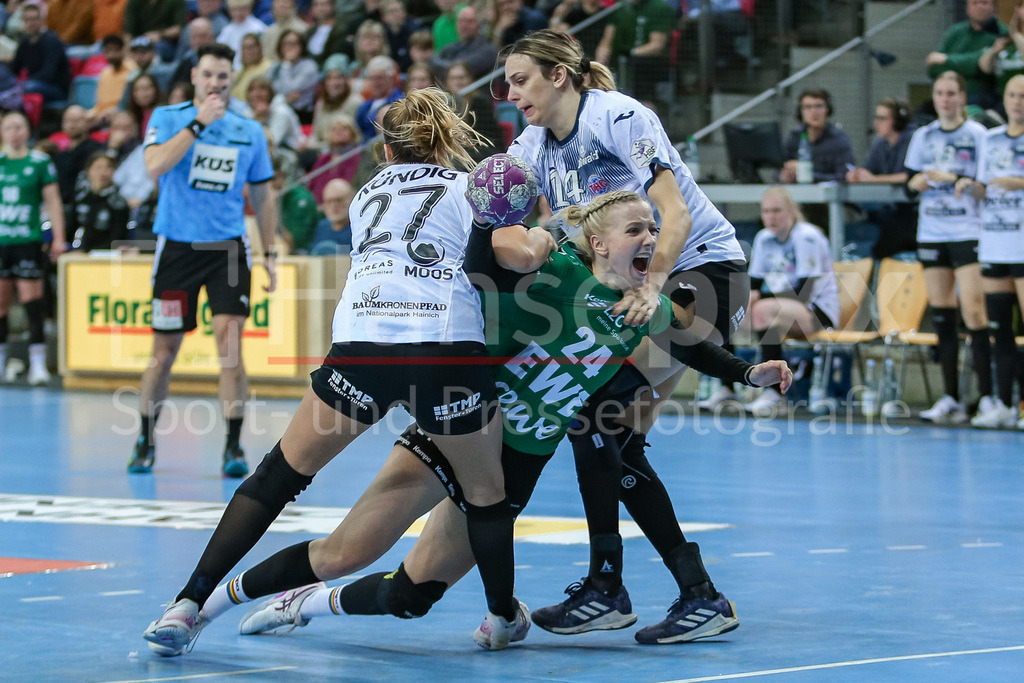 Handball, Bundesliga Frauen, VfL Oldenburg - Thüringer HC | v.li.: Kerstin Kündig (Thüringer HC, THC, 27), Luisa Knippert (VfL Oldenburg, 24) und Anika Niederwieser (Thüringer HC, THC, 14) im Zweikampf, Duell, Spielszene, Aktion, Action