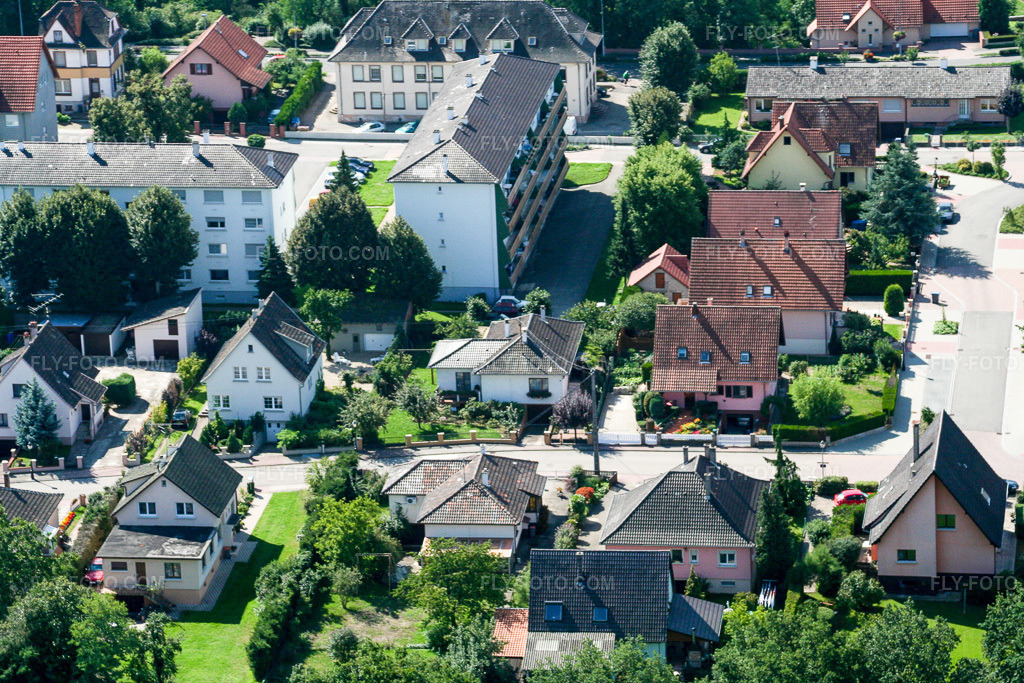 Aerial view: Rue Jouac in Lauterbourg in the state Bas-Rhin, France. – Photo: IMG_3595.jpg taken on 08/31/2006 by Werner Riehm/FLY-FOTO.com – Resolution of the original: 3456 x 2304 px