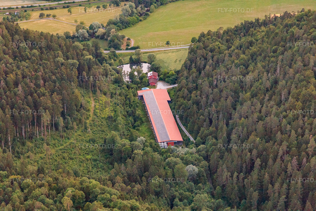 Luftbild: Landwirtschafliche Halle im Schenkbachtal in Epfendorf im Bundesland Baden-Württemberg in Deutschland. Foto: IMG_148691.jpg vom 25.06.2025 durch Werner Riehm/FLY-FOTO.de