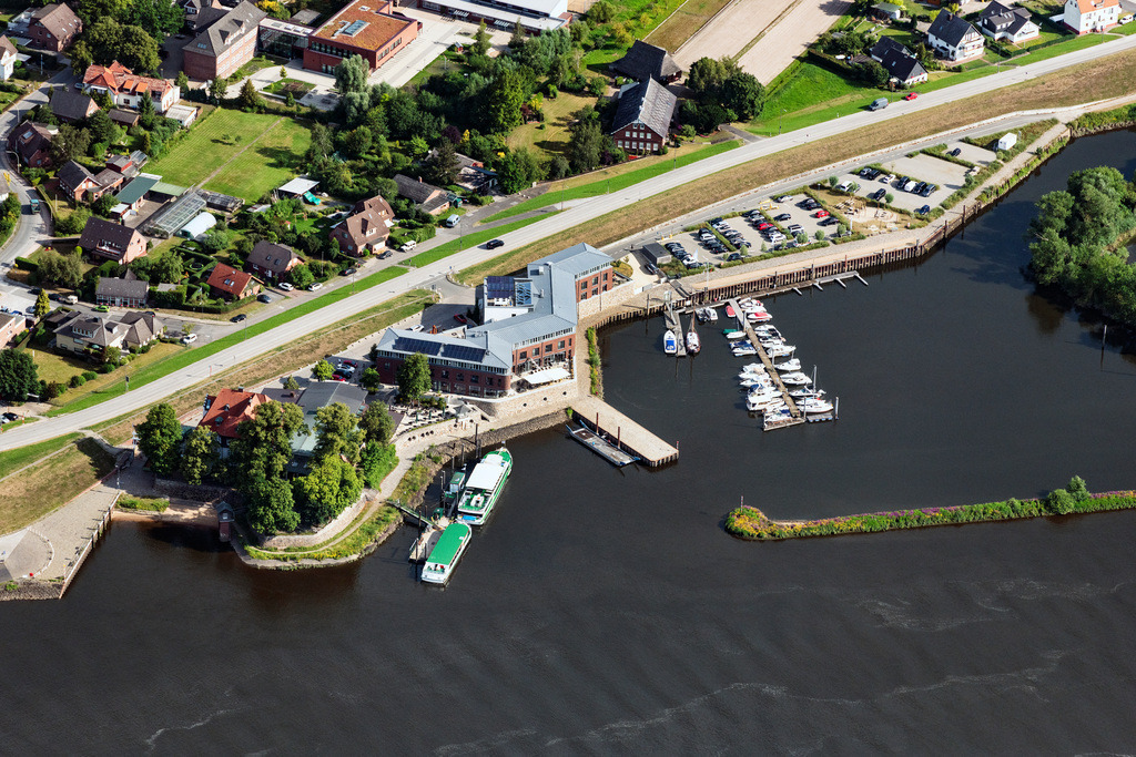 dr__0030146.jpg | HAMBURG 24.07.2019 Im Hafen ankerndes und festgemachtes Fährschiff am Zollenspieker Fährhaus an der Elbe in Hamburg, Deutschland. // Anchored and moored ferry in the harbor on Zollenspieker Faehrhaus on Elbe in Hamburg, Germany. Foto: Daniel Reiter