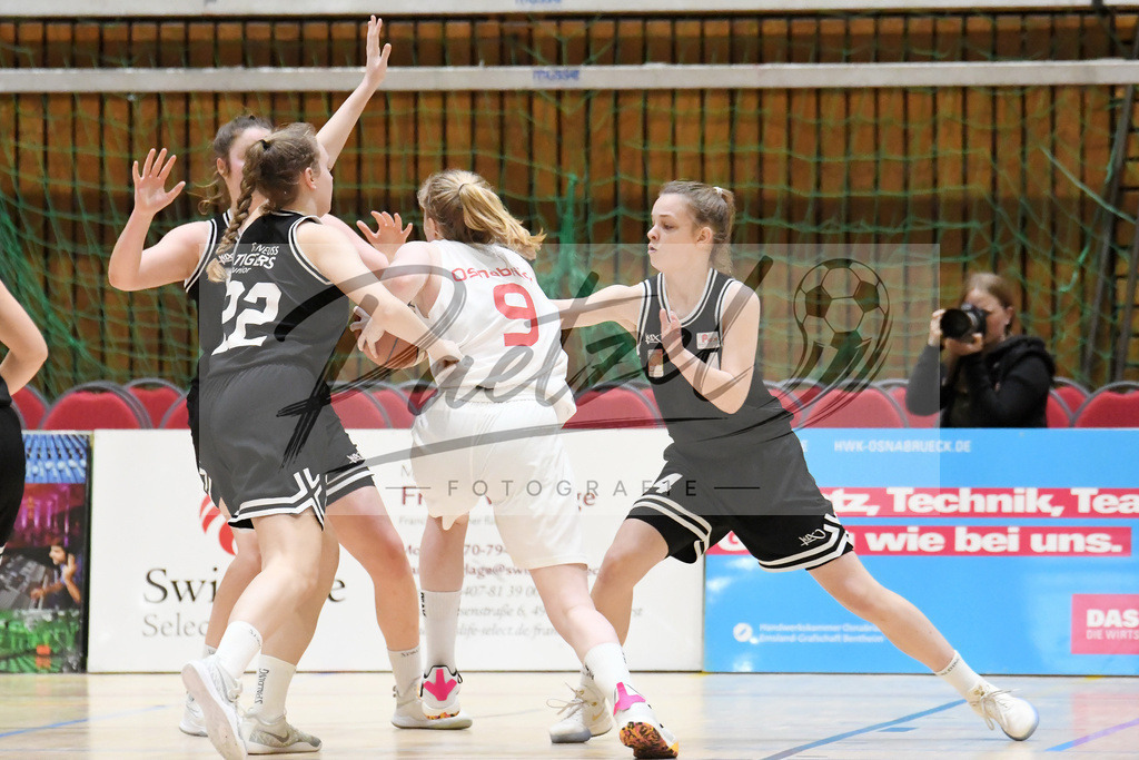 20200126_OSCTGN_0043 | Basketball, Juniorinnen: Lydia Sy (TG Neuss Junior Tigers), Frieda Bühner (OSC Junior Panthers) und Lena Eicker (TG Neuss Junior Tigers) im Zweikampf beim Spiel der WNBL zwischen OSC Junior Panthers vs. TG Neuss Junior Tigers am 26.01.2020 im Panthers Dome in Osnabrück, Deutschland.(Foto von Nico Paetzel) - Realisiert mit Pictrs.com