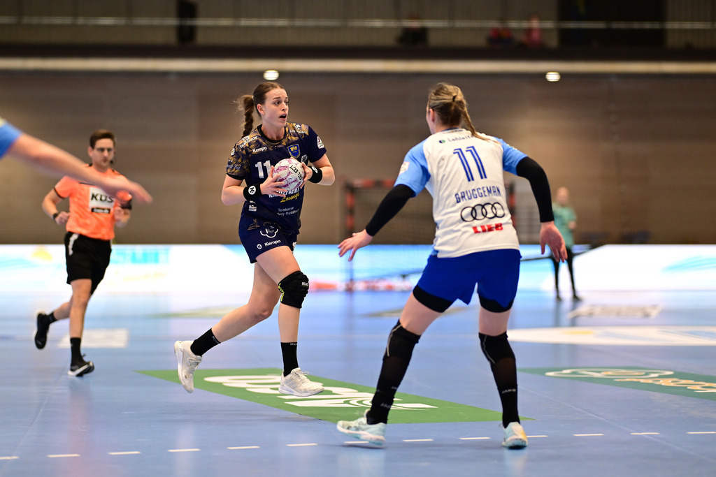 Handball I Frauen I Saison 2025-2026 I 14. HBF I 1. Spieltag I Buxtehuder SV - Sport-Union Neckarsulm | Isabelle Dölle (11, Buxtehuder Sportverein) Bruggeman Annefleur (11, Neckarsulmer Sport-Union) - Realisiert mit Pictrs.com
