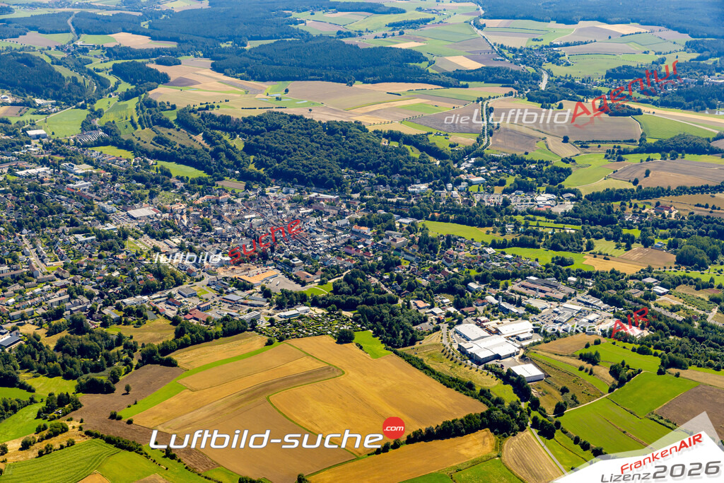 Das Luftbild zeigt :  Wunsiedel - Die Luftaufnahme wurde 2023 vom UL-Flugzeug aus erstellt ( keine Drohne ) - Hochauflösende Luftaufnahme - Für grossformatige Ausdrucke geeignet. Die Geschenkidee !Mit Lizenz und Bildrechte bestellbar