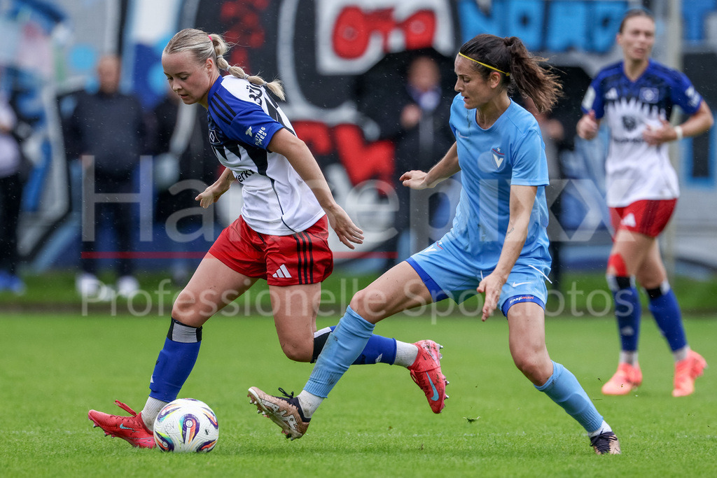 Fussball, Testspiel Frauen, Hamburger SV - FC Viktoria Berlin | v.li.: Mia Büchele (Hamburger SV, 17) und Laura Casanovas Diaz (FC Viktoria 1889 Berlin, 53) im Zweikampf, Duell, Dynamik, Aktion, Action, Spielszene