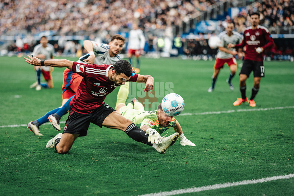 Fußball | Männer | Saison 2024/2025 | 2. Fußball-Bundesliga | 11. Spieltag | Hamburger SV vs. 1. FC Nürnberg | 03.11.2024 | v.l. Mahir Emreli (#30, 1. FC Nürnberg) gegen Daniel Heuer Fernandes (#1, HSV)