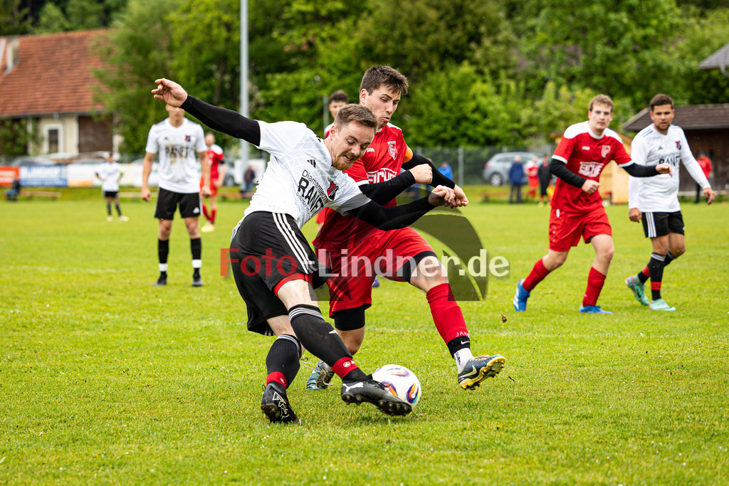 TSV Steingaden gegen TSV Hohenpeißenberg | Fußball Herren A-Klasse Gruppe 8 Zugspitze 2024/25, TSV Steingaden gegen TSV Hohenpeißenberg, 20250525,Zweikampf,2025-05-25 in Steingaden (Sportplatz Steingaden), Lukas RAUSCHENBACH (TSV Hohenpeißenberg 25), Magnus KEMPTER (TSV Steingaden Kapitän 2)Copyright: WolfgangxLindner www.foto-lindner.de