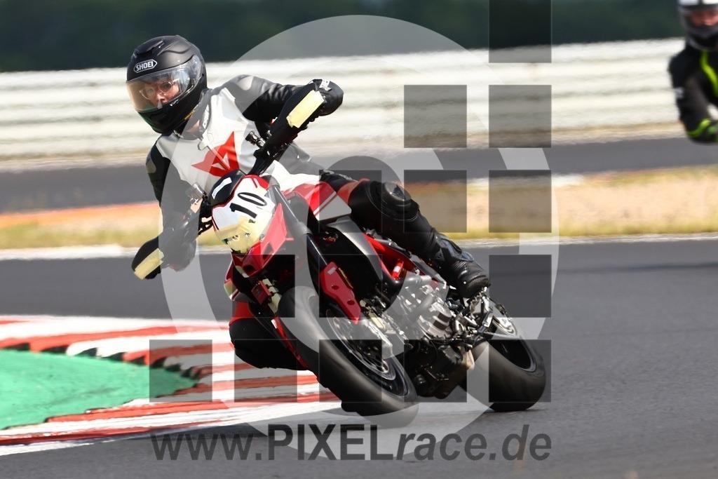 0010-20240725_03925 | Schöne Erinnerungen an spannende Momente - das festzuhalten ist unser Job. PIXELrace.de ist seit 2003 auf den Rennstrecken Europas unterwegs um die Action draußen beim Fahren und die wunderbare Stimmung imm Fahrerlager für euch einzufangen.