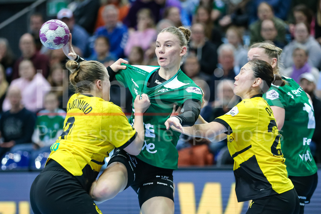 Handball, Bundesliga Frauen, VfL Oldenburg - Borussia Dortmund | v.li.: Lisa Antl (Borussia Dortmund, BVB, 9), Toni Reinemann (VfL Oldenburg, 4) und Haruno Sasaki (Borussia Dortmund, BVB, 23) im Zweikampf, Duell, Spielszene, Aktion, Action
