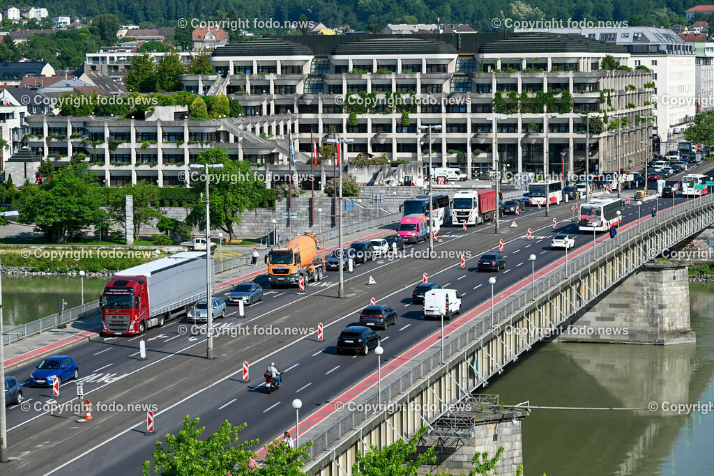Nibelungenbruecke Linz_ Stau_ Verkehr_ 01.06.2023-6 | 01.06.2023,Nibelungenbruecke Linz, AUT, Nibelungenbruecke, Bruecke, Donau, Donauuebergang, im Bild Nibelungenbruecke, Stau, Verkehr, Auto, KFZ, LKW, Strassenbahn, Baustelle