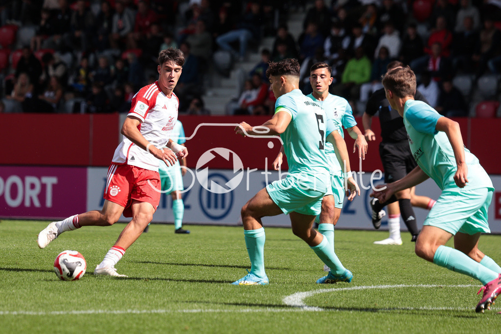FC Bayern Muenchen U19 - TSV 1860 Muenchen U19 | Javier GERNANDEZ GONZALEZ (FCB #8) im Duell mit Sean DULIC (TSV #5)