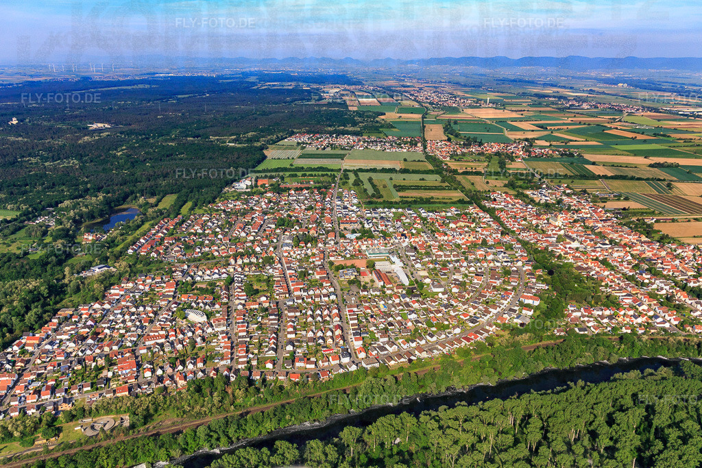 Ortsansicht von Osten | Luftbild: Ortsansicht von Osten in Lingenfeld im Bundesland Rheinland-Pfalz in Deutschland. Foto: IMG_114258.jpg vom 26.05.2019 durch Werner Riehm/FLY-FOTO.de - Realisiert mit Pictrs.com