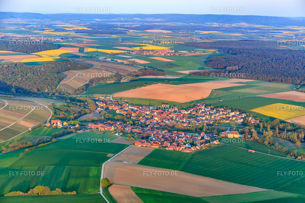 Dorfansicht aus Westen | Luftbild: Dorfansicht aus Westen im Ortsteil Obervolkach in Volkach im Bundesland Bayern in Deutschland. Foto: IMG_087933.jpg vom 05.05.2016 durch Werner Riehm/FLY-FOTO.de - Realisiert mit Pictrs.com
