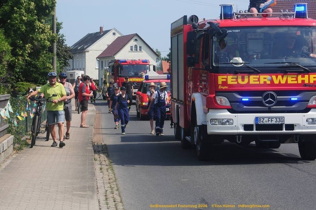 Geißmannsdorf-2026-Festumzug-202 | Festumzug in Geißmannsdorf bei Bischofswerda im Juni 2026. Fotografische Eindrücke und Momentaufnahmen vom Festumzug anläßlich des 800-jährigen Bestehens von Geißmannsdorf - mit Teilnehmern und Gästen, Strohpuppen und geschmückten Vorgärten und Grundstücken - Realisiert mit Pictrs.com
