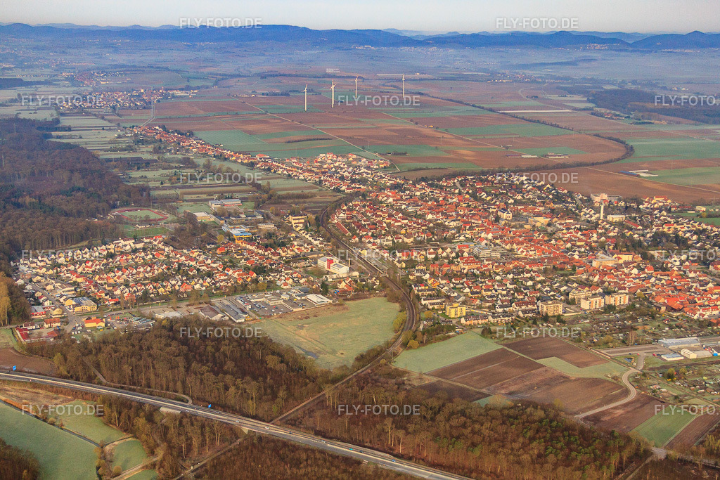 Bienwaldstadt von Südosten | Luftbild: Bienwaldstadt von Südosten in Kandel im Bundesland Rheinland-Pfalz in Deutschland. Foto: IMG_25422.jpg vom 02.04.2010 durch Werner Riehm/FLY-FOTO.de - Realisiert mit Pictrs.com