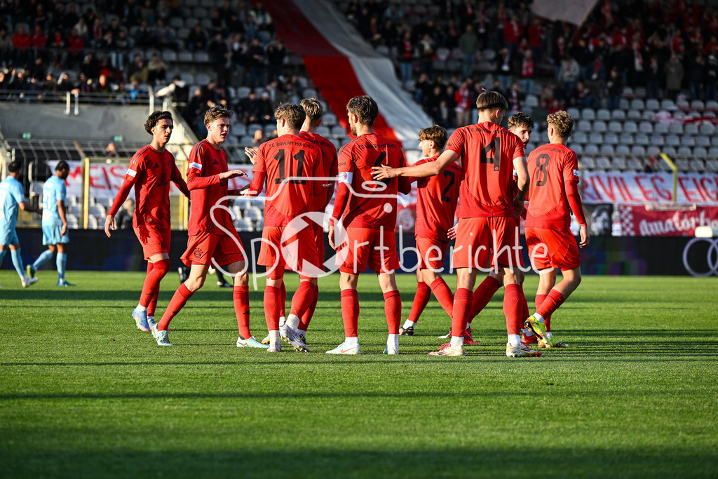 FC Bayern Amateure - Türkgücü München | Jubel der Bayern Amateure nach dem Treffer zum 2-0 durch Luca DENK (FC Bayern München II #6) / Tor / Torschuetze / Freude / Happy / Regionalliga Bayern: FC Bayern Muenchen II - Tuerkguecue Muenchen, Gruenwalder Stadion am 09.05.2025
